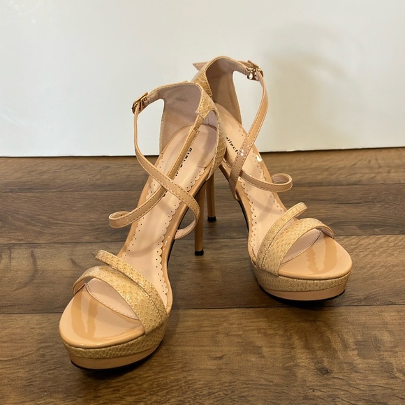 GIBI Collection Size 7 Strapped Heels - Picture 1 of 7